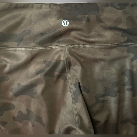 🆕 [Lululemon] Olive Camouflage Green Running/Yoga Capri Leggings Sz: 6 - Picture 5 of 7